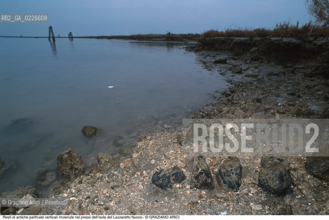 Caption: Nome:..ISOLA DEL LAZZARETTO NUOVO....Localizzazione:..VENEZIA / ISOLA DEL LAZZARETTO NUOVO / LAGUNA NORD..VENICE / THE ISLE OF LAZZARETTO NUOVO / THE NORTH LAGOON..Soggetto:..ISOLA DEL LAZZARETTO NUOVO / ..Resti di antiche palificate verticali rinvenute nei pressi dell’isola del Lazzaretto Nuovo...ARCHEOLOGIA..Cronologia:......Autore:.. ....Stile:......Editori Stampatori:......Committenza:......Materia e Tecnica:......Collocazione:..TESON GRANDO / ISOLA DEL LAZZARETTO NUOVO....Note:..NEL XV SEC. DIVENTA LAZZARETTO PER LESPURGO DELLE MERCI E SUCCESSIVAMENTE DELLE PERSONE SOSPETTE DI CONTAGIO. DOPO LA PESTILENZA DEL XVI SEC. VIENE ABBANDONATA E NEL 1800 DIVENTA ZONA MILITARE ..ARCHEOLOGIA..THE ISLAND BECAME A QUARANTINE STATION IN XVth CENTURY, FIRST FOR GOODS AND LATER FOR INDIVIDUALS SUSPECTED OF BEING INFECTED. AFTER THE PLAGUES OF THE XVIth CENTURY, THE ISLAND WAS ABANDONED AND IT BECAME A MILITARY POST IN 1800 ..Riproduzione Fotografica:..Graziano Arici/Rosebud2 ...Copyright:..Graziano Arici / rosebud2/....Data:..1999....Costo:..A....Key:..ISOLE ABBANDONATE..UNINHABITED ISLANDS
