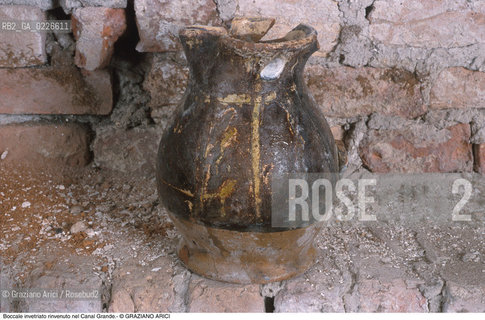 Caption: Nome:..ISOLA DEL LAZZARETTO NUOVO....Localizzazione:..VENEZIA / ISOLA DEL LAZZARETTO NUOVO / LAGUNA NORD..VENICE / THE ISLE OF LAZZARETTO NUOVO / THE NORTH LAGOON..Soggetto:..ISOLA DEL LAZZARETTO NUOVO / ..Boccale invetriato rinvenuto nel Canal Grande...ARCHEOLOGIA..Cronologia:..SEC. XVII....Autore:.. ....Stile:......Editori Stampatori:......Committenza:......Materia e Tecnica:......Collocazione:..TESON GRANDO / ISOLA DEL LAZZARETTO NUOVO....Note:..NEL XV SEC. DIVENTA LAZZARETTO PER LESPURGO DELLE MERCI E SUCCESSIVAMENTE DELLE PERSONE SOSPETTE DI CONTAGIO. DOPO LA PESTILENZA DEL XVI SEC. VIENE ABBANDONATA E NEL 1800 DIVENTA ZONA MILITARE ..ARCHEOLOGIA..THE ISLAND BECAME A QUARANTINE STATION IN XVth CENTURY, FIRST FOR GOODS AND LATER FOR INDIVIDUALS SUSPECTED OF BEING INFECTED. AFTER THE PLAGUES OF THE XVIth CENTURY, THE ISLAND WAS ABANDONED AND IT BECAME A MILITARY POST IN 1800 ..Riproduzione Fotografica:..Graziano Arici/Rosebud2 ...Copyright:..Graziano Arici / rosebud2/....Data:..1999....Costo:..A....Key:..ISOLE ABBANDONATE..UNINHABITED ISLANDS