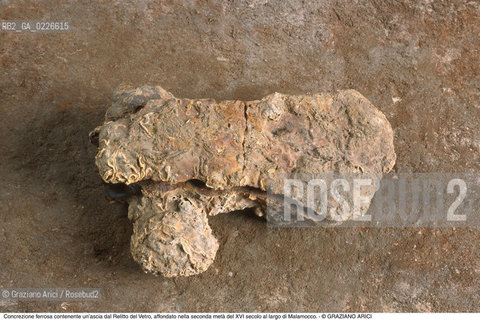 Caption: Nome:..ISOLA DEL LAZZARETTO NUOVO....Localizzazione:..VENEZIA / ISOLA DEL LAZZARETTO NUOVO / LAGUNA NORD..VENICE / THE ISLE OF LAZZARETTO NUOVO / THE NORTH LAGOON..Soggetto:..ISOLA DEL LAZZARETTO NUOVO / ..Concrezione ferrosa contenente un’ascia dal Relitto del Vetro, affondato nella seconda metà del XVI secolo al largo di Malamocco...ARCHEOLOGIA..Cronologia:..SEC. XVII....Autore:.. ....Stile:......Editori Stampatori:......Committenza:......Materia e Tecnica:......Collocazione:..TESON GRANDO / ISOLA DEL LAZZARETTO NUOVO....Note:..NEL XV SEC. DIVENTA LAZZARETTO PER LESPURGO DELLE MERCI E SUCCESSIVAMENTE DELLE PERSONE SOSPETTE DI CONTAGIO. DOPO LA PESTILENZA DEL XVI SEC. VIENE ABBANDONATA E NEL 1800 DIVENTA ZONA MILITARE ..ARCHEOLOGIA..THE ISLAND BECAME A QUARANTINE STATION IN XVth CENTURY, FIRST FOR GOODS AND LATER FOR INDIVIDUALS SUSPECTED OF BEING INFECTED. AFTER THE PLAGUES OF THE XVIth CENTURY, THE ISLAND WAS ABANDONED AND IT BECAME A MILITARY POST IN 1800 ..Riproduzione Fotografica:..Graziano Arici/Rosebud2 ...Copyright:..Graziano Arici / rosebud2/....Data:..1999....Costo:..A....Key:..ISOLE ABBANDONATE..UNINHABITED ISLANDS
