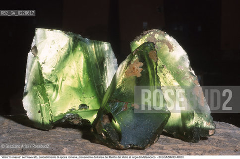 Caption: Nome:..ISOLA DEL LAZZARETTO NUOVO....Localizzazione:..VENEZIA / ISOLA DEL LAZZARETTO NUOVO / LAGUNA NORD..VENICE / THE ISLE OF LAZZARETTO NUOVO / THE NORTH LAGOON..Soggetto:..ISOLA DEL LAZZARETTO NUOVO / ..Vetro “in massa” semilavorato, probabilmente di epoca romana, proveniente dall’area del Relitto del Vetro al largo di Malamocco....ARCHEOLOGIA..Cronologia:......Autore:.. ....Stile:......Editori Stampatori:......Committenza:......Materia e Tecnica:......Collocazione:..TESON GRANDO / ISOLA DEL LAZZARETTO NUOVO....Note:..NEL XV SEC. DIVENTA LAZZARETTO PER LESPURGO DELLE MERCI E SUCCESSIVAMENTE DELLE PERSONE SOSPETTE DI CONTAGIO. DOPO LA PESTILENZA DEL XVI SEC. VIENE ABBANDONATA E NEL 1800 DIVENTA ZONA MILITARE ..ARCHEOLOGIA..THE ISLAND BECAME A QUARANTINE STATION IN XVth CENTURY, FIRST FOR GOODS AND LATER FOR INDIVIDUALS SUSPECTED OF BEING INFECTED. AFTER THE PLAGUES OF THE XVIth CENTURY, THE ISLAND WAS ABANDONED AND IT BECAME A MILITARY POST IN 1800 ..Riproduzione Fotografica:..Graziano Arici/Rosebud2 ...Copyright:..Graziano Arici / rosebud2/....Data:..1999....Costo:..A....Key:..ISOLE ABBANDONATE..UNINHABITED ISLANDS