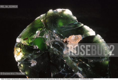 Caption: Nome:..ISOLA DEL LAZZARETTO NUOVO....Localizzazione:..VENEZIA / ISOLA DEL LAZZARETTO NUOVO / LAGUNA NORD..VENICE / THE ISLE OF LAZZARETTO NUOVO / THE NORTH LAGOON..Soggetto:..ISOLA DEL LAZZARETTO NUOVO / ..Vetro “in massa” semilavorato, probabilmente di epoca romana, proveniente dall’area del Relitto del Vetro al largo di Malamocco....ARCHEOLOGIA..Cronologia:......Autore:.. ....Stile:......Editori Stampatori:......Committenza:......Materia e Tecnica:......Collocazione:..TESON GRANDO / ISOLA DEL LAZZARETTO NUOVO....Note:..NEL XV SEC. DIVENTA LAZZARETTO PER LESPURGO DELLE MERCI E SUCCESSIVAMENTE DELLE PERSONE SOSPETTE DI CONTAGIO. DOPO LA PESTILENZA DEL XVI SEC. VIENE ABBANDONATA E NEL 1800 DIVENTA ZONA MILITARE ..ARCHEOLOGIA..THE ISLAND BECAME A QUARANTINE STATION IN XVth CENTURY, FIRST FOR GOODS AND LATER FOR INDIVIDUALS SUSPECTED OF BEING INFECTED. AFTER THE PLAGUES OF THE XVIth CENTURY, THE ISLAND WAS ABANDONED AND IT BECAME A MILITARY POST IN 1800 ..Riproduzione Fotografica:..Graziano Arici/Rosebud2 ...Copyright:..Graziano Arici / rosebud2/....Data:..1999....Costo:..A....Key:..ISOLE ABBANDONATE..UNINHABITED ISLANDS