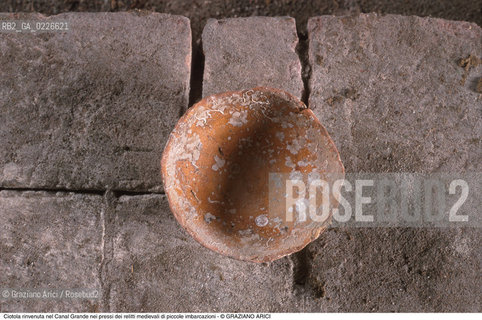 Caption: Nome:..ISOLA DEL LAZZARETTO NUOVO....Localizzazione:..VENEZIA / ISOLA DEL LAZZARETTO NUOVO / LAGUNA NORD..VENICE / THE ISLE OF LAZZARETTO NUOVO / THE NORTH LAGOON..Soggetto:..ISOLA DEL LAZZARETTO NUOVO / ..Ciotola rinvenuta nel Canal Grande nei pressi dei relitti medievali di piccole imbarcazioni..ARCHEOLOGIA..Cronologia:..SEC. XIII....Autore:.. ....Stile:......Editori Stampatori:......Committenza:......Materia e Tecnica:......Collocazione:..TESON GRANDO / ISOLA DEL LAZZARETTO NUOVO....Note:..NEL XV SEC. DIVENTA LAZZARETTO PER LESPURGO DELLE MERCI E SUCCESSIVAMENTE DELLE PERSONE SOSPETTE DI CONTAGIO. DOPO LA PESTILENZA DEL XVI SEC. VIENE ABBANDONATA E NEL 1800 DIVENTA ZONA MILITARE ..ARCHEOLOGIA..THE ISLAND BECAME A QUARANTINE STATION IN XVth CENTURY, FIRST FOR GOODS AND LATER FOR INDIVIDUALS SUSPECTED OF BEING INFECTED. AFTER THE PLAGUES OF THE XVIth CENTURY, THE ISLAND WAS ABANDONED AND IT BECAME A MILITARY POST IN 1800 ..Riproduzione Fotografica:..Graziano Arici/Rosebud2 ...Copyright:..Graziano Arici / rosebud2/....Data:..1999....Costo:..A....Key:..ISOLE ABBANDONATE..UNINHABITED ISLANDS