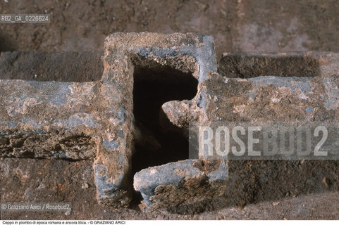 Caption: Nome:..ISOLA DEL LAZZARETTO NUOVO....Localizzazione:..VENEZIA / ISOLA DEL LAZZARETTO NUOVO / LAGUNA NORD..VENICE / THE ISLE OF LAZZARETTO NUOVO / THE NORTH LAGOON..Soggetto:..ISOLA DEL LAZZARETTO NUOVO / ..Ceppo in piombo di epoca romana e ancora litica...ARCHEOLOGIA..Cronologia:......Autore:.. ....Stile:......Editori Stampatori:......Committenza:......Materia e Tecnica:......Collocazione:..TESON GRANDO / ISOLA DEL LAZZARETTO NUOVO....Note:..NEL XV SEC. DIVENTA LAZZARETTO PER LESPURGO DELLE MERCI E SUCCESSIVAMENTE DELLE PERSONE SOSPETTE DI CONTAGIO. DOPO LA PESTILENZA DEL XVI SEC. VIENE ABBANDONATA E NEL 1800 DIVENTA ZONA MILITARE ..ARCHEOLOGIA..THE ISLAND BECAME A QUARANTINE STATION IN XVth CENTURY, FIRST FOR GOODS AND LATER FOR INDIVIDUALS SUSPECTED OF BEING INFECTED. AFTER THE PLAGUES OF THE XVIth CENTURY, THE ISLAND WAS ABANDONED AND IT BECAME A MILITARY POST IN 1800 ..Riproduzione Fotografica:..Graziano Arici/Rosebud2 ...Copyright:..Graziano Arici / rosebud2/....Data:..1999....Costo:..A....Key:..ISOLE ABBANDONATE..UNINHABITED ISLANDS