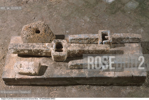 Caption: Nome:..ISOLA DEL LAZZARETTO NUOVO....Localizzazione:..VENEZIA / ISOLA DEL LAZZARETTO NUOVO / LAGUNA NORD..VENICE / THE ISLE OF LAZZARETTO NUOVO / THE NORTH LAGOON..Soggetto:..ISOLA DEL LAZZARETTO NUOVO / ..Ceppo in piombo di epoca romana e ancora litica...ARCHEOLOGIA..Cronologia:......Autore:.. ....Stile:......Editori Stampatori:......Committenza:......Materia e Tecnica:......Collocazione:..TESON GRANDO / ISOLA DEL LAZZARETTO NUOVO....Note:..NEL XV SEC. DIVENTA LAZZARETTO PER LESPURGO DELLE MERCI E SUCCESSIVAMENTE DELLE PERSONE SOSPETTE DI CONTAGIO. DOPO LA PESTILENZA DEL XVI SEC. VIENE ABBANDONATA E NEL 1800 DIVENTA ZONA MILITARE ..ARCHEOLOGIA..THE ISLAND BECAME A QUARANTINE STATION IN XVth CENTURY, FIRST FOR GOODS AND LATER FOR INDIVIDUALS SUSPECTED OF BEING INFECTED. AFTER THE PLAGUES OF THE XVIth CENTURY, THE ISLAND WAS ABANDONED AND IT BECAME A MILITARY POST IN 1800 ..Riproduzione Fotografica:..Graziano Arici/Rosebud2 ...Copyright:..Graziano Arici / rosebud2/....Data:..1999....Costo:..A....Key:..ISOLE ABBANDONATE..UNINHABITED ISLANDS