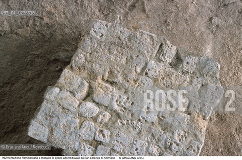 Caption: Nome:..ISOLA DEL LAZZARETTO NUOVO....Localizzazione:..VENEZIA / ISOLA DEL LAZZARETTO NUOVO / LAGUNA NORD..VENICE / THE ISLE OF LAZZARETTO NUOVO / THE NORTH LAGOON..Soggetto:..ISOLA DEL LAZZARETTO NUOVO / ..Pavimentazione frammentaria a mosaico di epoca altomedievale da San Lorenzo di Ammiana...ARCHEOLOGIA..Cronologia:......Autore:.. ....Stile:......Editori Stampatori:......Committenza:......Materia e Tecnica:......Collocazione:..TESON GRANDO / ISOLA DEL LAZZARETTO NUOVO....Note:..NEL XV SEC. DIVENTA LAZZARETTO PER LESPURGO DELLE MERCI E SUCCESSIVAMENTE DELLE PERSONE SOSPETTE DI CONTAGIO. DOPO LA PESTILENZA DEL XVI SEC. VIENE ABBANDONATA E NEL 1800 DIVENTA ZONA MILITARE ..ARCHEOLOGIA..THE ISLAND BECAME A QUARANTINE STATION IN XVth CENTURY, FIRST FOR GOODS AND LATER FOR INDIVIDUALS SUSPECTED OF BEING INFECTED. AFTER THE PLAGUES OF THE XVIth CENTURY, THE ISLAND WAS ABANDONED AND IT BECAME A MILITARY POST IN 1800 ..Riproduzione Fotografica:..Graziano Arici/Rosebud2 ...Copyright:..Graziano Arici / rosebud2/....Data:..1999....Costo:..A....Key:..ISOLE ABBANDONATE..UNINHABITED ISLANDS