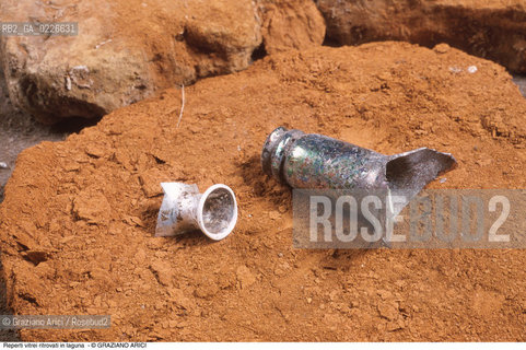 Caption: Nome:..ISOLA DEL LAZZARETTO NUOVO....Localizzazione:..VENEZIA / ISOLA DEL LAZZARETTO NUOVO / LAGUNA NORD..VENICE / THE ISLE OF LAZZARETTO NUOVO / THE NORTH LAGOON..Soggetto:..ISOLA DEL LAZZARETTO NUOVO / ..Reperti vitrei ritrovati in laguna......ARCHEOLOGIA..Cronologia:......Autore:.. ....Stile:......Editori Stampatori:......Committenza:......Materia e Tecnica:......Collocazione:..TESON GRANDO / ISOLA DEL LAZZARETTO NUOVO....Note:..NEL XV SEC. DIVENTA LAZZARETTO PER LESPURGO DELLE MERCI E SUCCESSIVAMENTE DELLE PERSONE SOSPETTE DI CONTAGIO. DOPO LA PESTILENZA DEL XVI SEC. VIENE ABBANDONATA E NEL 1800 DIVENTA ZONA MILITARE ..ARCHEOLOGIA..THE ISLAND BECAME A QUARANTINE STATION IN XVth CENTURY, FIRST FOR GOODS AND LATER FOR INDIVIDUALS SUSPECTED OF BEING INFECTED. AFTER THE PLAGUES OF THE XVIth CENTURY, THE ISLAND WAS ABANDONED AND IT BECAME A MILITARY POST IN 1800 ..Riproduzione Fotografica:..Graziano Arici/Rosebud2 ...Copyright:..Graziano Arici / rosebud2/....Data:..1999....Costo:..A....Key:..ISOLE ABBANDONATE..UNINHABITED ISLANDS