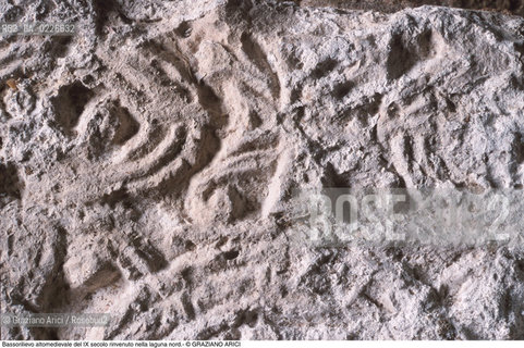 Caption: Nome:..ISOLA DEL LAZZARETTO NUOVO....Localizzazione:..VENEZIA / ISOLA DEL LAZZARETTO NUOVO / LAGUNA NORD..VENICE / THE ISLE OF LAZZARETTO NUOVO / THE NORTH LAGOON..Soggetto:..ISOLA DEL LAZZARETTO NUOVO / ..Bassorilievo altomedievale del IX secolo rinvenuto nella laguna nord.....ARCHEOLOGIA..Cronologia:......Autore:.. ....Stile:......Editori Stampatori:......Committenza:......Materia e Tecnica:......Collocazione:..TESON GRANDO / ISOLA DEL LAZZARETTO NUOVO....Note:..NEL XV SEC. DIVENTA LAZZARETTO PER LESPURGO DELLE MERCI E SUCCESSIVAMENTE DELLE PERSONE SOSPETTE DI CONTAGIO. DOPO LA PESTILENZA DEL XVI SEC. VIENE ABBANDONATA E NEL 1800 DIVENTA ZONA MILITARE ..ARCHEOLOGIA..THE ISLAND BECAME A QUARANTINE STATION IN XVth CENTURY, FIRST FOR GOODS AND LATER FOR INDIVIDUALS SUSPECTED OF BEING INFECTED. AFTER THE PLAGUES OF THE XVIth CENTURY, THE ISLAND WAS ABANDONED AND IT BECAME A MILITARY POST IN 1800 ..Riproduzione Fotografica:..Graziano Arici/Rosebud2 ...Copyright:..Graziano Arici / rosebud2/....Data:..1999....Costo:..A....Key:..ISOLE ABBANDONATE..UNINHABITED ISLANDS