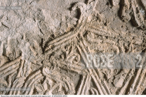 Caption: Nome:..ISOLA DEL LAZZARETTO NUOVO....Localizzazione:..VENEZIA / ISOLA DEL LAZZARETTO NUOVO / LAGUNA NORD..VENICE / THE ISLE OF LAZZARETTO NUOVO / THE NORTH LAGOON..Soggetto:..ISOLA DEL LAZZARETTO NUOVO / ..Bassorilievo altomedievale del IX secolo rinvenuto nella laguna nord ....ARCHEOLOGIA..Cronologia:......Autore:.. ....Stile:......Editori Stampatori:......Committenza:......Materia e Tecnica:......Collocazione:..TESON GRANDO / ISOLA DEL LAZZARETTO NUOVO....Note:..NEL XV SEC. DIVENTA LAZZARETTO PER LESPURGO DELLE MERCI E SUCCESSIVAMENTE DELLE PERSONE SOSPETTE DI CONTAGIO. DOPO LA PESTILENZA DEL XVI SEC. VIENE ABBANDONATA E NEL 1800 DIVENTA ZONA MILITARE ..ARCHEOLOGIA..THE ISLAND BECAME A QUARANTINE STATION IN XVth CENTURY, FIRST FOR GOODS AND LATER FOR INDIVIDUALS SUSPECTED OF BEING INFECTED. AFTER THE PLAGUES OF THE XVIth CENTURY, THE ISLAND WAS ABANDONED AND IT BECAME A MILITARY POST IN 1800 ..Riproduzione Fotografica:..Graziano Arici/Rosebud2 ...Copyright:..Graziano Arici / rosebud2/....Data:..1999....Costo:..A....Key:..ISOLE ABBANDONATE..UNINHABITED ISLANDS