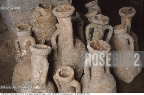 Caption: Nome:..ISOLA DEL LAZZARETTO NUOVO....Localizzazione:..VENEZIA / ISOLA DEL LAZZARETTO NUOVO / LAGUNA NORD..VENICE / THE ISLE OF LAZZARETTO NUOVO / THE NORTH LAGOON..Soggetto:..ISOLA DEL LAZZARETTO NUOVO / ..Anfore frammentarie provenienti da un’opera di arginatura del I secolo a.C. Rinvenimento subacqueo....ARCHEOLOGIA..Cronologia:......Autore:.. ....Stile:......Editori Stampatori:......Committenza:......Materia e Tecnica:......Collocazione:..TESON GRANDO / ISOLA DEL LAZZARETTO NUOVO....Note:..NEL XV SEC. DIVENTA LAZZARETTO PER LESPURGO DELLE MERCI E SUCCESSIVAMENTE DELLE PERSONE SOSPETTE DI CONTAGIO. DOPO LA PESTILENZA DEL XVI SEC. VIENE ABBANDONATA E NEL 1800 DIVENTA ZONA MILITARE ..ARCHEOLOGIA..THE ISLAND BECAME A QUARANTINE STATION IN XVth CENTURY, FIRST FOR GOODS AND LATER FOR INDIVIDUALS SUSPECTED OF BEING INFECTED. AFTER THE PLAGUES OF THE XVIth CENTURY, THE ISLAND WAS ABANDONED AND IT BECAME A MILITARY POST IN 1800 ..Riproduzione Fotografica:..Graziano Arici/Rosebud2 ...Copyright:..Graziano Arici / rosebud2/....Data:..1999....Costo:..A....Key:..ISOLE ABBANDONATE..UNINHABITED ISLANDS
