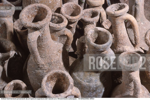 Caption: Nome:..ISOLA DEL LAZZARETTO NUOVO....Localizzazione:..VENEZIA / ISOLA DEL LAZZARETTO NUOVO / LAGUNA NORD..VENICE / THE ISLE OF LAZZARETTO NUOVO / THE NORTH LAGOON..Soggetto:..ISOLA DEL LAZZARETTO NUOVO / ..Anfore frammentarie provenienti da un’opera di arginatura del I secolo a.C. Rinvenimento subacqueo....ARCHEOLOGIA..Cronologia:......Autore:.. ....Stile:......Editori Stampatori:......Committenza:......Materia e Tecnica:......Collocazione:..TESON GRANDO / ISOLA DEL LAZZARETTO NUOVO....Note:..NEL XV SEC. DIVENTA LAZZARETTO PER LESPURGO DELLE MERCI E SUCCESSIVAMENTE DELLE PERSONE SOSPETTE DI CONTAGIO. DOPO LA PESTILENZA DEL XVI SEC. VIENE ABBANDONATA E NEL 1800 DIVENTA ZONA MILITARE ..ARCHEOLOGIA..THE ISLAND BECAME A QUARANTINE STATION IN XVth CENTURY, FIRST FOR GOODS AND LATER FOR INDIVIDUALS SUSPECTED OF BEING INFECTED. AFTER THE PLAGUES OF THE XVIth CENTURY, THE ISLAND WAS ABANDONED AND IT BECAME A MILITARY POST IN 1800 ..Riproduzione Fotografica:..Graziano Arici/Rosebud2 ...Copyright:..Graziano Arici / rosebud2/....Data:..1999....Costo:..A....Key:..ISOLE ABBANDONATE..UNINHABITED ISLANDS