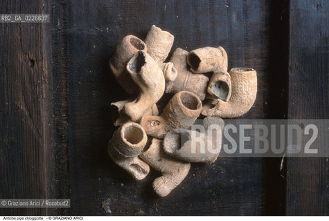 Caption: Nome:..ISOLA DEL LAZZARETTO NUOVO....Localizzazione:..VENEZIA / ISOLA DEL LAZZARETTO NUOVO / LAGUNA NORD..VENICE / THE ISLE OF LAZZARETTO NUOVO / THE NORTH LAGOON..Soggetto:..ISOLA DEL LAZZARETTO NUOVO / ..Antiche pipe chioggiotte PESCA....ARCHEOLOGIA..Cronologia:......Autore:.. ....Stile:......Editori Stampatori:......Committenza:......Materia e Tecnica:......Collocazione:..TESON GRANDO / ISOLA DEL LAZZARETTO NUOVO....Note:..NEL XV SEC. DIVENTA LAZZARETTO PER LESPURGO DELLE MERCI E SUCCESSIVAMENTE DELLE PERSONE SOSPETTE DI CONTAGIO. DOPO LA PESTILENZA DEL XVI SEC. VIENE ABBANDONATA E NEL 1800 DIVENTA ZONA MILITARE ..ARCHEOLOGIA..THE ISLAND BECAME A QUARANTINE STATION IN XVth CENTURY, FIRST FOR GOODS AND LATER FOR INDIVIDUALS SUSPECTED OF BEING INFECTED. AFTER THE PLAGUES OF THE XVIth CENTURY, THE ISLAND WAS ABANDONED AND IT BECAME A MILITARY POST IN 1800 ..Riproduzione Fotografica:..Graziano Arici/Rosebud2 ...Copyright:..Graziano Arici / rosebud2/....Data:..1999....Costo:..A....Key:..ISOLE ABBANDONATE..UNINHABITED ISLANDS