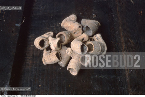 Caption: Nome:..ISOLA DEL LAZZARETTO NUOVO....Localizzazione:..VENEZIA / ISOLA DEL LAZZARETTO NUOVO / LAGUNA NORD..VENICE / THE ISLE OF LAZZARETTO NUOVO / THE NORTH LAGOON..Soggetto:..ISOLA DEL LAZZARETTO NUOVO / ..Antiche pipe chioggiotte PESCA....ARCHEOLOGIA..Cronologia:......Autore:.. ....Stile:......Editori Stampatori:......Committenza:......Materia e Tecnica:......Collocazione:..TESON GRANDO / ISOLA DEL LAZZARETTO NUOVO....Note:..NEL XV SEC. DIVENTA LAZZARETTO PER LESPURGO DELLE MERCI E SUCCESSIVAMENTE DELLE PERSONE SOSPETTE DI CONTAGIO. DOPO LA PESTILENZA DEL XVI SEC. VIENE ABBANDONATA E NEL 1800 DIVENTA ZONA MILITARE ..ARCHEOLOGIA..THE ISLAND BECAME A QUARANTINE STATION IN XVth CENTURY, FIRST FOR GOODS AND LATER FOR INDIVIDUALS SUSPECTED OF BEING INFECTED. AFTER THE PLAGUES OF THE XVIth CENTURY, THE ISLAND WAS ABANDONED AND IT BECAME A MILITARY POST IN 1800 ..Riproduzione Fotografica:..Graziano Arici/Rosebud2 ...Copyright:..Graziano Arici / rosebud2/....Data:..1999....Costo:..A....Key:..ISOLE ABBANDONATE..UNINHABITED ISLANDS