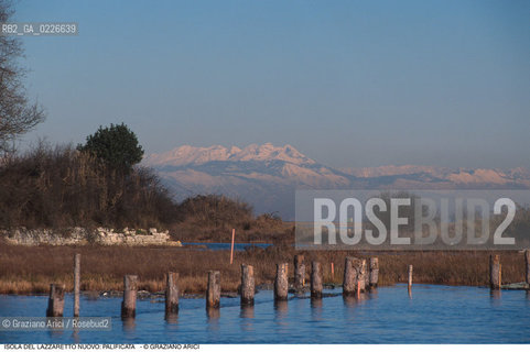 Caption: Nome:..ISOLA DEL LAZZARETTO NUOVO....Localizzazione:..VENEZIA / ISOLA DEL LAZZARETTO NUOVO / LAGUNA NORD..VENICE / THE ISLE OF LAZZARETTO NUOVO / THE NORTH LAGOON..Soggetto:..ISOLA DEL LAZZARETTO NUOVO / ..PALIFICATA MONTAGNE....ARCHEOLOGIA..Cronologia:......Autore:.. ....Stile:......Editori Stampatori:......Committenza:......Materia e Tecnica:......Collocazione:..ISOLA DEL LAZZARETTO NUOVO....Note:..NEL XV SEC. DIVENTA LAZZARETTO PER LESPURGO DELLE MERCI E SUCCESSIVAMENTE DELLE PERSONE SOSPETTE DI CONTAGIO. DOPO LA PESTILENZA DEL XVI SEC. VIENE ABBANDONATA E NEL 1800 DIVENTA ZONA MILITARE ..ARCHEOLOGIA..THE ISLAND BECAME A QUARANTINE STATION IN XVth CENTURY, FIRST FOR GOODS AND LATER FOR INDIVIDUALS SUSPECTED OF BEING INFECTED. AFTER THE PLAGUES OF THE XVIth CENTURY, THE ISLAND WAS ABANDONED AND IT BECAME A MILITARY POST IN 1800 ..Riproduzione Fotografica:..Graziano Arici/Rosebud2 ...Copyright:..Graziano Arici / rosebud2/....Data:..1999....Costo:..A....Key:..ISOLE ABBANDONATE..UNINHABITED ISLANDS