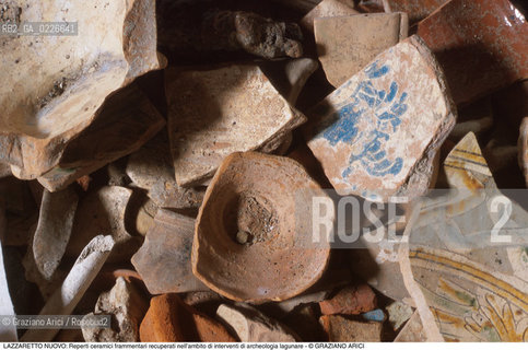Caption: Nome:..ISOLA DEL LAZZARETTO NUOVO....Localizzazione:..VENEZIA / ISOLA DEL LAZZARETTO NUOVO / LAGUNA NORD..VENICE / THE ISLE OF LAZZARETTO NUOVO / THE NORTH LAGOON..Soggetto:..ISOLA DEL LAZZARETTO NUOVO / TESON GRANDO..Reperti ceramici frammentari recuperati nell’ambito di interventi di archeologia lagunare...Cronologia:......Autore:.. ....Stile:......Editori Stampatori:......Committenza:......Materia e Tecnica:......Collocazione:......Note:..NEL XV SEC. DIVENTA LAZZARETTO PER LESPURGO DELLE MERCI E SUCCESSIVAMENTE DELLE PERSONE SOSPETTE DI CONTAGIO. DOPO LA PESTILENZA DEL XVI SEC. VIENE ABBANDONATA E NEL 1800 DIVENTA ZONA MILITARE ..THE ISLAND BECAME A QUARANTINE STATION IN XVth CENTURY, FIRST FOR GOODS AND LATER FOR INDIVIDUALS SUSPECTED OF BEING INFECTED. AFTER THE PLAGUES OF THE XVIth CENTURY, THE ISLAND WAS ABANDONED AND IT BECAME A MILITARY POST IN 1800 ..Riproduzione Fotografica:..Graziano Arici/Rosebud2 ...Copyright:..Graziano Arici / rosebud2/....Data:..1999....Costo:..A....Key:..ISOLE ABBANDONATE..UNINHABITED ISLANDS