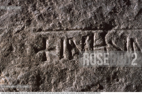 Caption: Nome:..ISOLA DEL LAZZARETTO NUOVO....Localizzazione:..VENEZIA / ISOLA DEL LAZZARETTO NUOVO / LAGUNA NORD..VENICE / THE ISLE OF LAZZARETTO NUOVO / THE NORTH LAGOON..Soggetto:..ISOLA DEL LAZZARETTO NUOVO / ..Lastra tombale con epigrafe del prelato Domenico (IX secolo) rinvenuta da Ernesto Canal a San Lorenzo di Ammiana...ARCHEOLOGIA..Cronologia:......Autore:.. ....Stile:......Editori Stampatori:......Committenza:......Materia e Tecnica:......Collocazione:..TESON GRANDO / ISOLA DEL LAZZARETTO NUOVO....Note:..NEL XV SEC. DIVENTA LAZZARETTO PER LESPURGO DELLE MERCI E SUCCESSIVAMENTE DELLE PERSONE SOSPETTE DI CONTAGIO. DOPO LA PESTILENZA DEL XVI SEC. VIENE ABBANDONATA E NEL 1800 DIVENTA ZONA MILITARE ..ARCHEOLOGIA..THE ISLAND BECAME A QUARANTINE STATION IN XVth CENTURY, FIRST FOR GOODS AND LATER FOR INDIVIDUALS SUSPECTED OF BEING INFECTED. AFTER THE PLAGUES OF THE XVIth CENTURY, THE ISLAND WAS ABANDONED AND IT BECAME A MILITARY POST IN 1800 ..Riproduzione Fotografica:..Graziano Arici/Rosebud2 ...Copyright:..Graziano Arici / rosebud2/....Data:..1999....Costo:..A....Key:..ISOLE ABBANDONATE..UNINHABITED ISLANDS