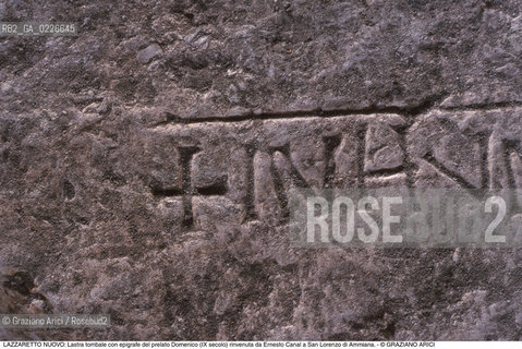 Caption: Nome:..ISOLA DEL LAZZARETTO NUOVO....Localizzazione:..VENEZIA / ISOLA DEL LAZZARETTO NUOVO / LAGUNA NORD..VENICE / THE ISLE OF LAZZARETTO NUOVO / THE NORTH LAGOON..Soggetto:..ISOLA DEL LAZZARETTO NUOVO / DEPOSITI AL TESON GRANDO..Lastra tombale con epigrafe del prelato Domenico (IX secolo) rinvenuta da Ernesto Canal a San Lorenzo di Ammiana...ARCHEOLOGIA..Cronologia:......Autore:.. ....Stile:......Editori Stampatori:......Committenza:......Materia e Tecnica:......Collocazione:..TESON GRANDO / ISOLA DEL LAZZARETTO NUOVO....Note:..NEL XV SEC. DIVENTA LAZZARETTO PER LESPURGO DELLE MERCI E SUCCESSIVAMENTE DELLE PERSONE SOSPETTE DI CONTAGIO. DOPO LA PESTILENZA DEL XVI SEC. VIENE ABBANDONATA E NEL 1800 DIVENTA ZONA MILITARE ..THE ISLAND BECAME A QUARANTINE STATION IN XVth CENTURY, FIRST FOR GOODS AND LATER FOR INDIVIDUALS SUSPECTED OF BEING INFECTED. AFTER THE PLAGUES OF THE XVIth CENTURY, THE ISLAND WAS ABANDONED AND IT BECAME A MILITARY POST IN 1800 ..Riproduzione Fotografica:..Graziano Arici/Rosebud2 ...Copyright:..Graziano Arici / rosebud2/....Data:..1999....Costo:..A....Key:..ISOLE ABBANDONATE..UNINHABITED ISLANDS