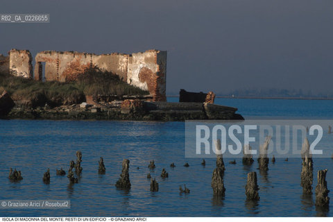 Caption: Nome:..ISOLA DI MADONNA DEL MONTE: RESTI DI UN EDIFICIO....Localizzazione:..VENEZIA / ISOLA DI MADONNA DEL MONTE / LAGUNA NORD..VENICE / THE ISLE OF MADONNA DEL MONTE  / THE NORTH LAGOON..Soggetto:..ISOLA DI MADONNA DEL MONTE / RESTI DI UN EDIFICIO PALI..THE ISLE OF MADONNA DEL MONTE  / REMAINS OF A BUILDING    ..Cronologia:......Autore:.. ....Stile:......Editori Stampatori:......Committenza:......Materia e Tecnica:......Collocazione:......Note:..NEL1303 FU COSTRUITO UN CONVENTO / LISOLA VENNE TRASFORMATA IN POLVERIERA ALLINIZIO DEL XX° SECOLO..IN 1303 A CONVENT WAS BUILT  / THE ISLAND WAS CONVERTED INTO A POWDER MAGAZINE AT THE BEGINNING OF THE XXth CENTURY..Riproduzione Fotografica:..Graziano Arici/Rosebud2 ...Copyright:..Graziano Arici / rosebud2/....Data:..1993....Costo:..A....Key:..ISOLE ABBANDONATE..UNINHABITED ISLANDS