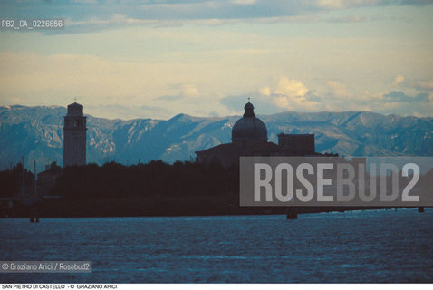 Caption: Localizzazione:..VENEZIA..Oggetto:..Soggetto:..SAN PIETRO DI CASTELLO / MONTAGNE LAGUNA SKYLINE..Cronologia: ....Definizione Culturale:..   Autore: ....   Stile:....   Editori/Stampatori:..   Committenza:..Materia e Tecnica:....Collocazione:..Note:..MONUMENTALE SKYLINE..Riproduzione Fotografica:..Graziano Arici/Rosebud2 .Copyright:..Graziano Arici/Rosebud2 .Data:..1995..Costo:..A