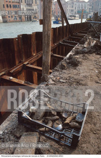 Caption: Localizzazione:..VENEZIA / S. POLO..Oggetto:..Soggetto:..MERCATO DI RIALTO / Ritrovamenti archeologici nell’area del mercato di Rialto...ARCHEOLOGIA..Cronologia:....Definizione Culturale:..   Autore: ..   Stile: ..   Editori/Stampatori:..   Committenza:..Materia e Tecnica:..Collocazione:..Note:..CALLI CAMPI E PONTI..Riproduzione Fotografica:..Copyright:..Graziano Arici/Rosebud2 .Data:..1995..Costo:..A