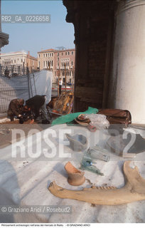 Caption: Localizzazione:..VENEZIA / S. POLO..Oggetto:..Soggetto:..MERCATO DI RIALTO /Materiale archeologico rinvenuto durante i recenti scavi nell’area del mercato di Rialto. Le indagini hanno messo in luce due diverse rive, datate rispettivamente al 1398 e al 1459...ARCHEOLOGIA..Cronologia:....Definizione Culturale:..   Autore: ..   Stile: ..   Editori/Stampatori:..   Committenza:..Materia e Tecnica:..Collocazione:..Note:..CALLI CAMPI E PONTI..Riproduzione Fotografica:..Copyright:..Graziano Arici/Rosebud2 .Data:..1995..Costo:..A