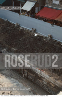 Caption: Localizzazione:..VENEZIA / S. POLO..Oggetto:..Soggetto:..MERCATO DI RIALTO / Scavi archeologici nell’area del mercato di Rialto. Ritrovamento dell’antica riva..ARCHEOLOGIA..Cronologia:....Definizione Culturale:..   Autore: ..   Stile: ..   Editori/Stampatori:..   Committenza:..Materia e Tecnica:..Collocazione:..Note:..CALLI CAMPI E PONTI..Riproduzione Fotografica:..Copyright:..Graziano Arici/Rosebud2 .Data:..1995..Costo:..A