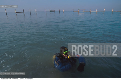 Caption: Nome:..BARENA SITO DI SAN MARCO IN BOCCALAMA....Localizzazione:..VENEZIA /  LAGUNA SUD..VENICE /  THE SOUTH LAGOON..Soggetto:..RICERCHE SUBACQUEEE IDRA ..ARCHEOLOGIA..Cronologia:......Autore:......Stile:......Editori Stampatori:......Committenza:......Materia e Tecnica:......Collocazione:......Note:....Riproduzione Fotografica:..Graziano Arici/Rosebud2 ...Copyright:..Graziano Arici / rosebud2/....Data:..1993....Costo:..A....Key:..ISOLE ABBANDONATE..UNINHABITED ISLANDS