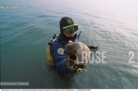 Caption: Nome:..BARENA SITO DI SAN MARCO IN BOCCALAMA....Localizzazione:..VENEZIA /  LAGUNA SUD..VENICE /  THE SOUTH LAGOON..Soggetto:..RICERCHE SUBACQUEEE IDRA Ritrovamento di resti umani e materiale archeologico durante ricognizioni subacquee sul sito di Boccalama TESCHIO..ARCHEOLOGIA..Cronologia:......Autore:......Stile:......Editori Stampatori:......Committenza:......Materia e Tecnica:......Collocazione:......Note:....Riproduzione Fotografica:..Graziano Arici/Rosebud2 ...Copyright:..Graziano Arici / rosebud2/....Data:..1993....Costo:..A....Key:..ISOLE ABBANDONATE..UNINHABITED ISLANDS