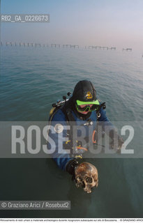 Caption: Nome:..BARENA SITO DI SAN MARCO IN BOCCALAMA....Localizzazione:..VENEZIA /  LAGUNA SUD..VENICE /  THE SOUTH LAGOON..Soggetto:..RICERCHE SUBACQUEEE IDRA Ritrovamento di resti umani e materiale archeologico durante ricognizioni subacquee sul sito di Boccalama TESCHIO..ARCHEOLOGIA..Cronologia:......Autore:......Stile:......Editori Stampatori:......Committenza:......Materia e Tecnica:......Collocazione:......Note:....Riproduzione Fotografica:..Graziano Arici/Rosebud2 ...Copyright:..Graziano Arici / rosebud2/....Data:..1993....Costo:..A....Key:..ISOLE ABBANDONATE..UNINHABITED ISLANDS