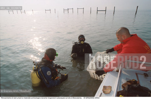 Caption: Nome:..BARENA SITO DI SAN MARCO IN BOCCALAMA....Localizzazione:..VENEZIA /  LAGUNA SUD..VENICE /  THE SOUTH LAGOON..Soggetto:..RICERCHE SUBACQUEEE IDRA Ritrovamento di resti umani e materiale archeologico durante ricognizioni subacquee sul sito di Boccalama TESCHIO..ARCHEOLOGIA..Cronologia:......Autore:......Stile:......Editori Stampatori:......Committenza:......Materia e Tecnica:......Collocazione:......Note:....Riproduzione Fotografica:..Graziano Arici/Rosebud2 ...Copyright:..Graziano Arici / rosebud2/....Data:..1993....Costo:..A....Key:..ISOLE ABBANDONATE..UNINHABITED ISLANDS