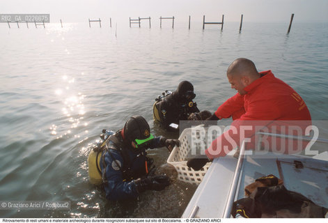 Caption: Nome:..BARENA SITO DI SAN MARCO IN BOCCALAMA....Localizzazione:..VENEZIA /  LAGUNA SUD..VENICE /  THE SOUTH LAGOON..Soggetto:..RICERCHE SUBACQUEEE IDRA Ritrovamento di resti umani e materiale archeologico durante ricognizioni subacquee sul sito di Boccalama TESCHIO..ARCHEOLOGIA..Cronologia:......Autore:......Stile:......Editori Stampatori:......Committenza:......Materia e Tecnica:......Collocazione:......Note:....Riproduzione Fotografica:..Graziano Arici/Rosebud2 ...Copyright:..Graziano Arici / rosebud2/....Data:..1993....Costo:..A....Key:..ISOLE ABBANDONATE..UNINHABITED ISLANDS