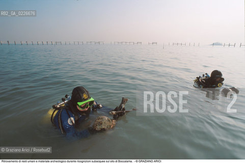 Caption: Nome:..BARENA SITO DI SAN MARCO IN BOCCALAMA....Localizzazione:..VENEZIA /  LAGUNA SUD..VENICE /  THE SOUTH LAGOON..Soggetto:..RICERCHE SUBACQUEEE IDRA Ritrovamento di resti umani e materiale archeologico durante ricognizioni subacquee sul sito di Boccalama TESCHIO..ARCHEOLOGIA..Cronologia:......Autore:......Stile:......Editori Stampatori:......Committenza:......Materia e Tecnica:......Collocazione:......Note:....Riproduzione Fotografica:..Graziano Arici/Rosebud2 ...Copyright:..Graziano Arici / rosebud2/....Data:..1993....Costo:..A....Key:..ISOLE ABBANDONATE..UNINHABITED ISLANDS
