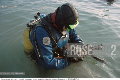 Caption: Nome:..BARENA SITO DI SAN MARCO IN BOCCALAMA....Localizzazione:..VENEZIA /  LAGUNA SUD..VENICE /  THE SOUTH LAGOON..Soggetto:..RICERCHE SUBACQUEEE IDRA Ritrovamento di resti umani e materiale archeologico durante ricognizioni subacquee sul sito di Boccalama TESCHIO..ARCHEOLOGIA..Cronologia:......Autore:......Stile:......Editori Stampatori:......Committenza:......Materia e Tecnica:......Collocazione:......Note:....Riproduzione Fotografica:..Graziano Arici/Rosebud2 ...Copyright:..Graziano Arici / rosebud2/....Data:..1993....Costo:..A....Key:..ISOLE ABBANDONATE..UNINHABITED ISLANDS