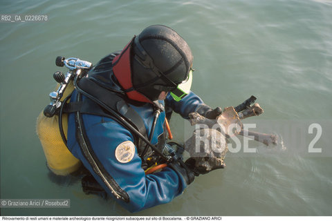 Caption: Nome:..BARENA SITO DI SAN MARCO IN BOCCALAMA....Localizzazione:..VENEZIA /  LAGUNA SUD..VENICE /  THE SOUTH LAGOON..Soggetto:..RICERCHE SUBACQUEEE IDRA Ritrovamento di resti umani e materiale archeologico durante ricognizioni subacquee sul sito di Boccalama TESCHIO..ARCHEOLOGIA..Cronologia:......Autore:......Stile:......Editori Stampatori:......Committenza:......Materia e Tecnica:......Collocazione:......Note:....Riproduzione Fotografica:..Graziano Arici/Rosebud2 ...Copyright:..Graziano Arici / rosebud2/....Data:..1993....Costo:..A....Key:..ISOLE ABBANDONATE..UNINHABITED ISLANDS