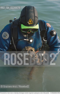 Caption: Nome:..BARENA SITO DI SAN MARCO IN BOCCALAMA....Localizzazione:..VENEZIA /  LAGUNA SUD..VENICE /  THE SOUTH LAGOON..Soggetto:..RICERCHE SUBACQUEEE IDRA Ritrovamento di resti umani e materiale archeologico durante ricognizioni subacquee sul sito di Boccalama TESCHIO..ARCHEOLOGIA..Cronologia:......Autore:......Stile:......Editori Stampatori:......Committenza:......Materia e Tecnica:......Collocazione:......Note:....Riproduzione Fotografica:..Graziano Arici/Rosebud2 ...Copyright:..Graziano Arici / rosebud2/....Data:..1993....Costo:..A....Key:..ISOLE ABBANDONATE..UNINHABITED ISLANDS