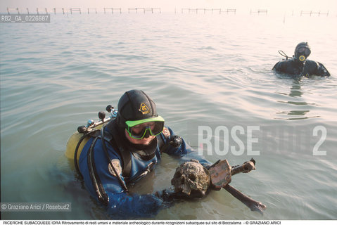 Caption: Nome:..BARENA SITO DI SAN MARCO IN BOCCALAMA....Localizzazione:..VENEZIA /  LAGUNA SUD..VENICE /  THE SOUTH LAGOON..Soggetto:..RICERCHE SUBACQUEEE IDRA Ritrovamento di resti umani e materiale archeologico durante ricognizioni subacquee sul sito di Boccalama TESCHIO..ARCHEOLOGIA..Cronologia:......Autore:......Stile:......Editori Stampatori:......Committenza:......Materia e Tecnica:......Collocazione:......Note:....Riproduzione Fotografica:..Graziano Arici/Rosebud2 ...Copyright:..Graziano Arici / rosebud2/....Data:..1993....Costo:..A....Key:..ISOLE ABBANDONATE..UNINHABITED ISLANDS