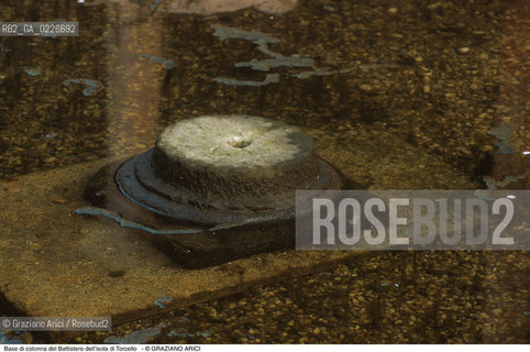 Caption: Localizzazione:..VENEZIA / ISOLA DI TORCELLO..Oggetto:..Soggetto:..CATTEDRALE S. MARIA ASSUNTA / Base di colonna del Battistero..Cronologia: ..Definizione Culturale:..   Autore: ..   Stile: ..   Editori/Stampatori:..   Committenza:..Materia e Tecnica:..Collocazione:..Note:..CHIESA MURANO BURANO TORCELLO..Riproduzione Fotografica:..Graziano Arici/Rosebud2 .Copyright:..Graziano Arici/Rosebud2 .Data:..1987..Costo:..A