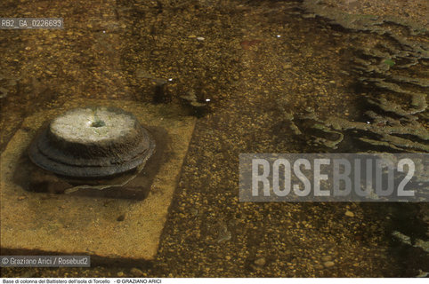 Caption: Localizzazione:..VENEZIA / ISOLA DI TORCELLO..Oggetto:..Soggetto:..CATTEDRALE S. MARIA ASSUNTA / Base di colonna del Battistero..ARCHEOLOGIA..Cronologia: ..Definizione Culturale:..   Autore: ..   Stile: ..   Editori/Stampatori:..   Committenza:..Materia e Tecnica:..Collocazione:..Note:..CHIESA MURANO BURANO TORCELLO..Riproduzione Fotografica:..Graziano Arici/Rosebud2 .Copyright:..Graziano Arici/Rosebud2 .Data:..1987..Costo:..A