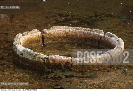 Caption: Localizzazione:..VENEZIA / ISOLA DI TORCELLO..Oggetto:..Soggetto:..CATTEDRALE S. MARIA ASSUNTA / Battistero..ARCHEOLOGIA..Cronologia: ..Definizione Culturale:..   Autore: ..   Stile: ..   Editori/Stampatori:..   Committenza:..Materia e Tecnica:..Collocazione:..Note:..CHIESA MURANO BURANO TORCELLO..Riproduzione Fotografica:..Graziano Arici/Rosebud2 .Copyright:..Graziano Arici/Rosebud2 .Data:..1987..Costo:..A