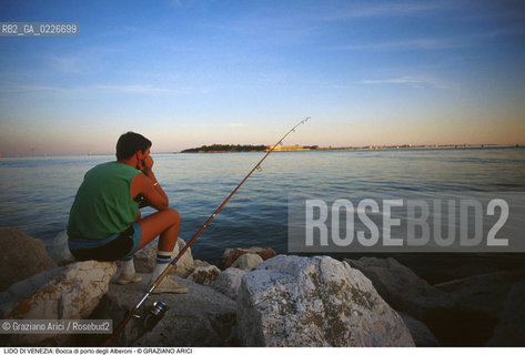 Localizzazione:..VENEZIA / ISOLA DEL LIDO..Oggetto:..Soggetto:..BOCCA DI PORTO DEGLI ALBERONI / PESCATORE PESCA..Cronologia: ....Definizione Culturale:..   Autore:....   Stile:..   Editori/Stampatori:..   Committenza:..Materia e Tecnica:....Collocazione:..Note:..LIDO..Riproduzione Fotografica:..Copyright:..Graziano Arici/Rosebud2 .Data:..1995..Costo:..A