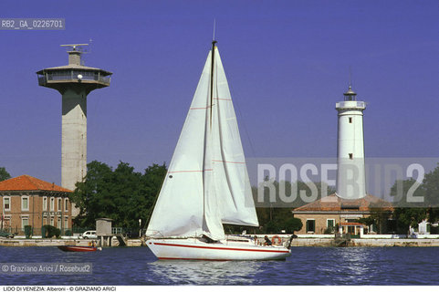 Localizzazione:..VENEZIA / ISOLA DEL LIDO..Oggetto:..Soggetto:..ALBERONI / TORRETTA PILOTI E FARO ROCCHETTA BARCA A VELA BOCCA DI PORTO..Cronologia: ....Definizione Culturale:..   Autore:....   Stile:..   Editori/Stampatori:..   Committenza:..Materia e Tecnica:....Collocazione:..Note:..LIDO..Riproduzione Fotografica:..Copyright:..Graziano Arici/Rosebud2 .Data:..1995..Costo:..A