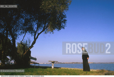 Localizzazione:..VENEZIA / LAGUNA SUD..Oggetto:..Soggetto:..ISOLA DI S. LAZZARO DEGLI ARMENI / GIARDINO ALBERO GEORGE BYRON..Cronologia: ....Definizione Culturale:..   Autore:....   Stile:..   Editori/Stampatori:..   Committenza:..Materia e Tecnica:....Collocazione:..Note:..LIDO..Riproduzione Fotografica:..Copyright:..Graziano Arici/Rosebud2 .Data:..1990..Costo:..A