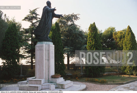 Localizzazione:..VENEZIA / LAGUNA SUD..Oggetto:..Soggetto:..ISOLA DI S. LAZZARO DEGLI ARMENI / GIARDINO .STATUA DELL ABATE MECHITAR / GEORGE BYRON..Cronologia: ..XX SECOLO..Definizione Culturale:..   Autore:..ANTONIO BAGGIO..   Stile:..   Editori/Stampatori:..   Committenza:..Materia e Tecnica:..BRONZO..Collocazione:..Note:..LIDO..Riproduzione Fotografica:..Copyright:..Graziano Arici/Rosebud2 .Data:..1990..Costo:..A
