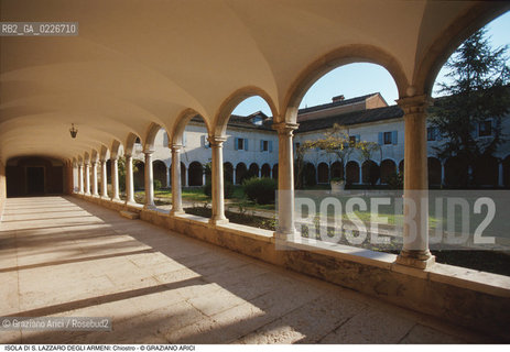 Localizzazione:..VENEZIA / LAGUNA SUD..Oggetto:..Soggetto:..ISOLA DI S. LAZZARO DEGLI ARMENI / CHIOSTRO CONVENTO / GEORGE BYRON..Cronologia: ....Definizione Culturale:..   Autore:....   Stile:..   Editori/Stampatori:..   Committenza:..Materia e Tecnica:....Collocazione:..Note:..LIDO..Riproduzione Fotografica:..Copyright:..Graziano Arici/Rosebud2 .Data:..1990..Costo:..A