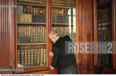 Localizzazione:..VENEZIA / LAGUNA SUD..Oggetto:..Soggetto:..ISOLA DI S. LAZZARO DEGLI ARMENI / BIBLIOTECA LIBRI / GEORGE BYRON..Cronologia: ....Definizione Culturale:..   Autore:....   Stile:..   Editori/Stampatori:..   Committenza:..Materia e Tecnica:....Collocazione:..Note:..LIDO..Riproduzione Fotografica:..Copyright:..Graziano Arici/Rosebud2 .Data:..1990..Costo:..A