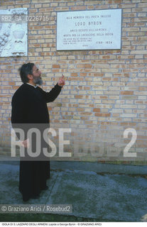 Localizzazione:..VENEZIA / LAGUNA SUD..Oggetto:..Soggetto:..ISOLA DI S. LAZZARO DEGLI ARMENI / LAPIDE A GEORGE BYRON..Cronologia: ....Definizione Culturale:..   Autore:....   Stile:..   Editori/Stampatori:..   Committenza:..Materia e Tecnica:....Collocazione:..Note:..LIDO..Riproduzione Fotografica:..Copyright:..Graziano Arici/Rosebud2 .Data:..1990..Costo:..A