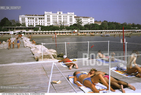 Localizzazione:..VENEZIA / ISOLA DEL LIDO..Oggetto:..Soggetto:..DIGA E SPIAGGIA DELL HOTEL DES BAINS..Cronologia: ....Definizione Culturale:..   Autore:....   Stile:..   Editori/Stampatori:..   Committenza:..Materia e Tecnica:....Collocazione:..Note:..LIDO..Riproduzione Fotografica:..Copyright:..Graziano Arici/Rosebud2 .Data:..1995..Costo:..A