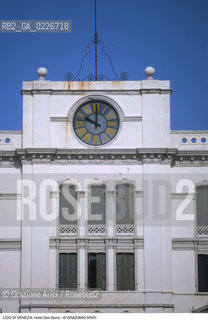 Localizzazione:..VENEZIA / ISOLA DEL LIDO..Oggetto:..Soggetto:..HOTEL DES BAINS OROLOGIO / THOMAS MANN..Cronologia: ..XX SECOLO..Definizione Culturale:..   Autore:..FRANCESCO MARSICH..   Stile:..   Editori/Stampatori:..   Committenza:..Materia e Tecnica:....Collocazione:..Note:..LIDO..Riproduzione Fotografica:..Copyright:..Graziano Arici/Rosebud2 .Data:..1995..Costo:..A