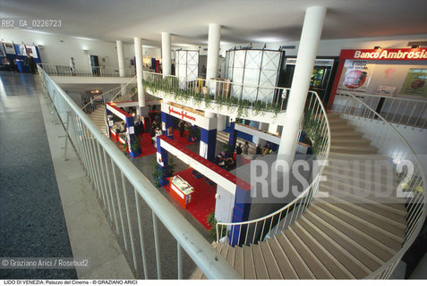 Localizzazione:..VENEZIA / ISOLA DEL LIDO..Oggetto:..Soggetto:..PALAZZO DEL CINEMA / HALL..Cronologia: ..XX SECOLO..Definizione Culturale:..   Autore:....   Stile:..   Editori/Stampatori:..   Committenza:..Materia e Tecnica:....Collocazione:..Note:..LIDO..Riproduzione Fotografica:..Copyright:..Graziano Arici/Rosebud2 .Data:..1995..Costo:..A