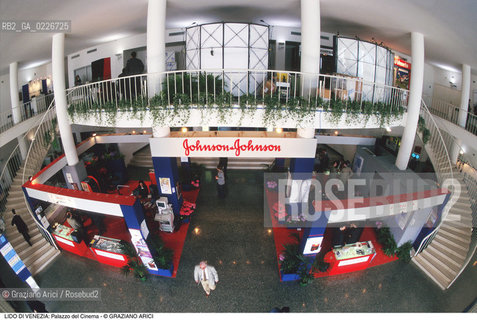 Localizzazione:..VENEZIA / ISOLA DEL LIDO..Oggetto:..Soggetto:..PALAZZO DEL CINEMA / HALL..Cronologia: ..XX SECOLO..Definizione Culturale:..   Autore:....   Stile:..   Editori/Stampatori:..   Committenza:..Materia e Tecnica:....Collocazione:..Note:..LIDO..Riproduzione Fotografica:..Copyright:..Graziano Arici/Rosebud2 .Data:..1995..Costo:..A