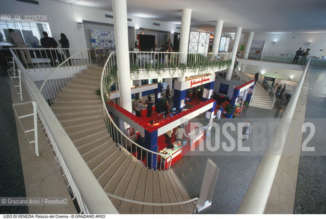 Localizzazione:..VENEZIA / ISOLA DEL LIDO..Oggetto:..Soggetto:..PALAZZO DEL CINEMA / HALL..Cronologia: ..XX SECOLO..Definizione Culturale:..   Autore:....   Stile:..   Editori/Stampatori:..   Committenza:..Materia e Tecnica:....Collocazione:..Note:..LIDO..Riproduzione Fotografica:..Copyright:..Graziano Arici/Rosebud2 .Data:..1995..Costo:..A